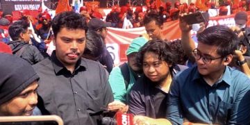 Thousands of Labors, Students and Stand-up Comedians Demonstrated at the DPR RI Building