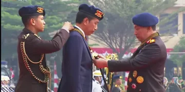 Jokowi Receives Loka Praja Samrakshana Medal for Public Security Contributions