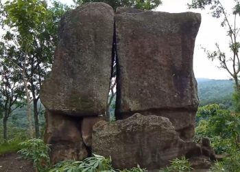Betoh Labeng Stone Gate
