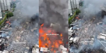 Massive Fire Engulfs Residential Area in Pasar Jiung, Central Jakarta