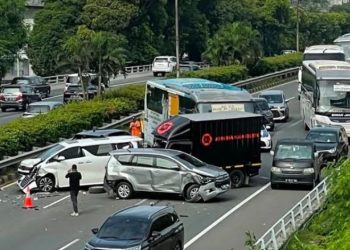 Traffic Chaos in Jakarta: Six Vehicles Collide on Inner-City Toll Road