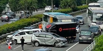 Traffic Chaos in Jakarta: Six Vehicles Collide on Inner-City Toll Road