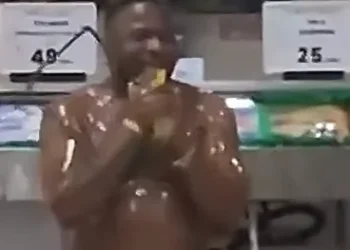 Viral Video Shows Foreigner Disrupting Indonesian Supermarket, Pours Oil on Himself!