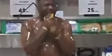 Viral Video Shows Foreigner Disrupting Indonesian Supermarket, Pours Oil on Himself!